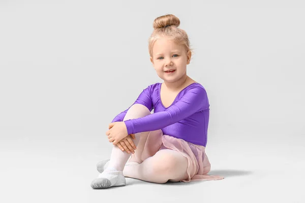 Niedliche Kleine Ballerina Auf Hellem Hintergrund — Stockfoto