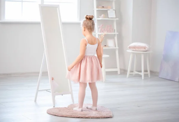 Schattige Kleine Ballerina Zoek Spiegel Thuis — Stockfoto