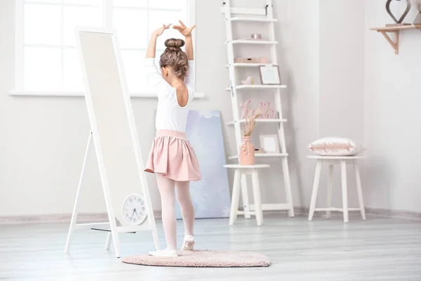 Balerina Kecil Yang Lucu Melihat Cermin Rumah — Stok Foto