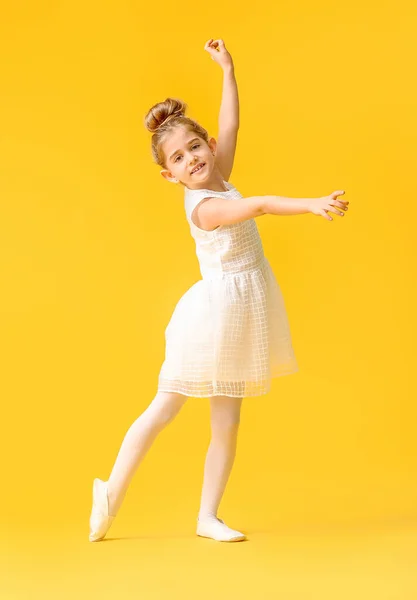 Niedliche Kleine Ballerina Auf Farbigem Hintergrund — Stockfoto