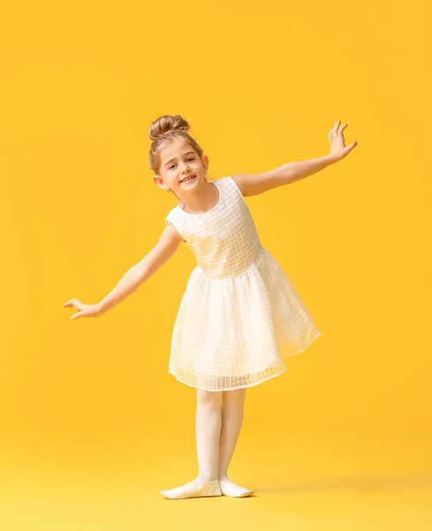 Niedliche Kleine Ballerina Auf Farbigem Hintergrund — Stockfoto