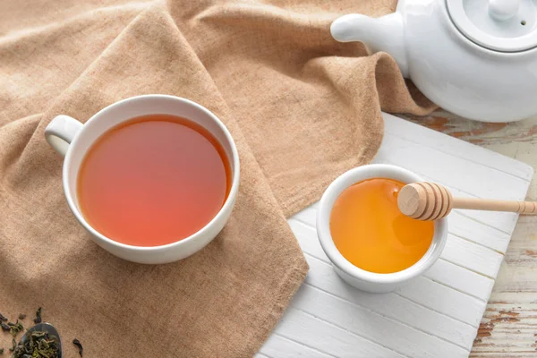 テーブルの上でお茶と甘い蜂蜜 — ストック写真