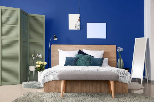 Interno Della Camera Letto Moderna Con Parete Blu — Foto Stock