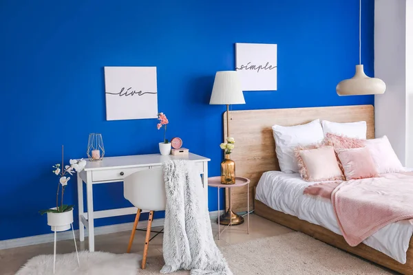 Interieur Van Moderne Slaapkamer Met Blauwe Muur — Stockfoto