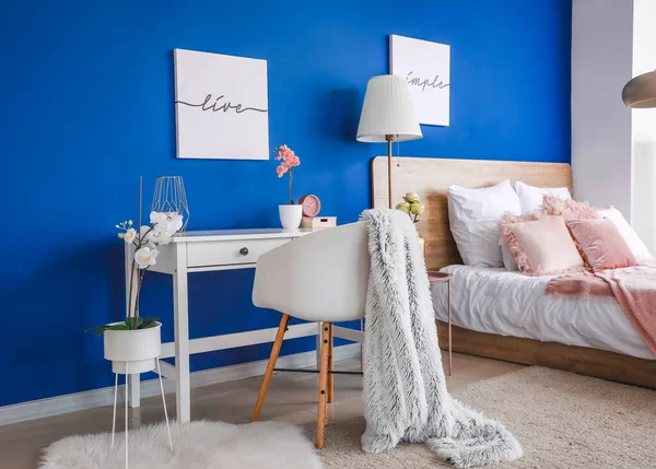 Interior Del Dormitorio Moderno Con Pared Azul — Foto de Stock