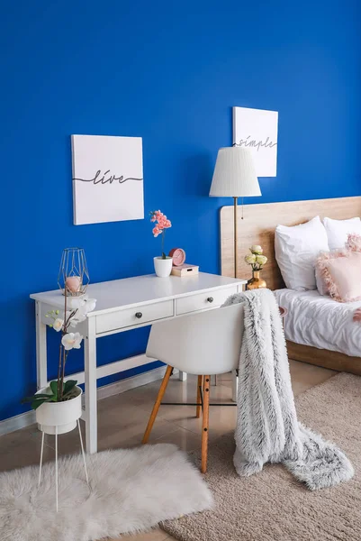Interior Del Dormitorio Moderno Con Pared Azul — Foto de Stock