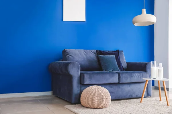 青い壁の近くに柔らかいソファとモダンなリビングルームのインテリア — ストック写真