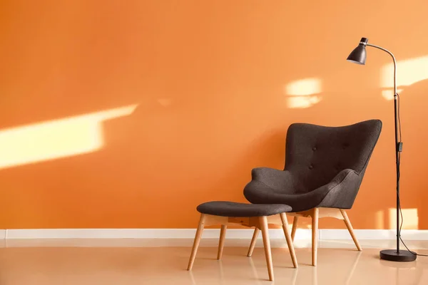 Wygodny Fotel Lampa Pobliżu Kolorowej Ściany — Zdjęcie stockowe