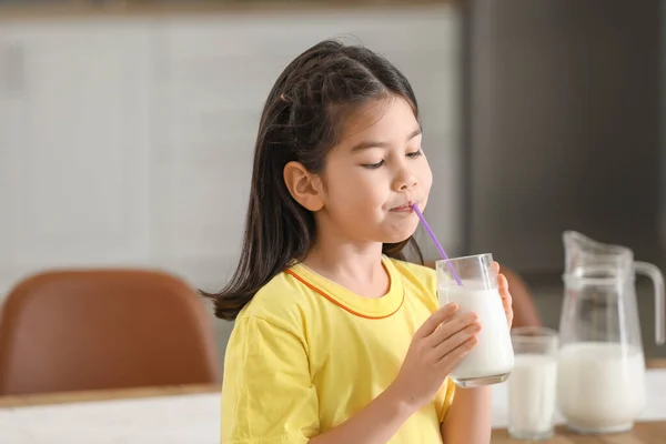 Słodkie Azji Dziewczyna Mleko Domu — Zdjęcie stockowe