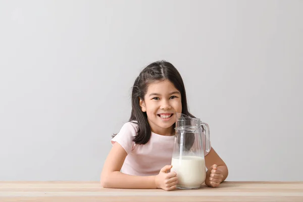 Menina Asiática Bonito Com Leite Fundo Luz — Fotografia de Stock