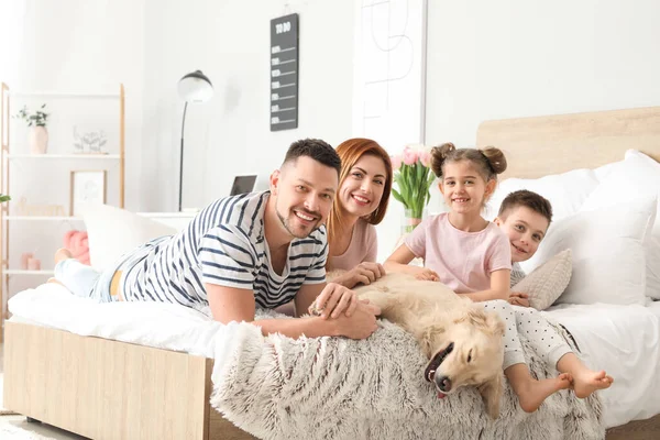 Familia Feliz Con Perro Dormitorio Casa — Foto de Stock