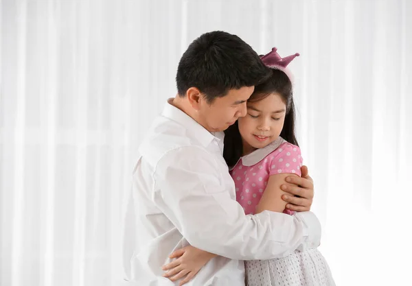 Glad Asiatisk Man Och Hans Lilla Dotter Kramas Hemma — Stockfoto