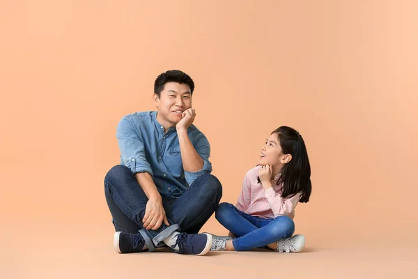Happy Asian Man His Little Daughter Color Background — Stock Photo, Image