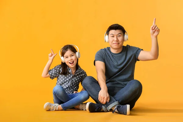 Glad Asiatisk Man Och Hans Lilla Dotter Lyssnar Musik Färg — Stockfoto