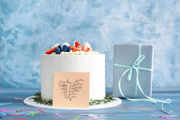 위에서 어머니를 카드와 선물을 곁들인 맛있는 케이크 — 스톡 사진