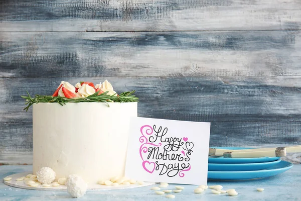 Leckerer Kuchen Mit Grußkarte Für Mutter Auf Dem Tisch — Stockfoto