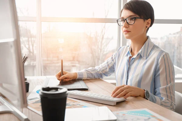 Junge Designerin Arbeitet Büro — Stockfoto