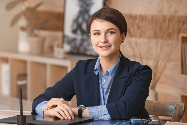 Portrait Jeune Créatrice Bureau — Photo