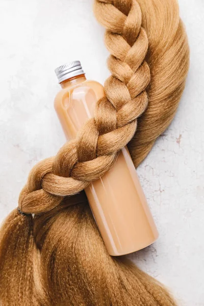 Beyaz Arka Planda Bir Şişe Şampuan Saç Teli — Stok fotoğraf