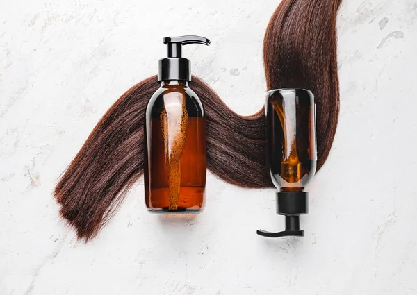 Flessen Shampoo Haarstreng Witte Achtergrond — Stockfoto