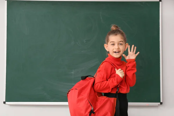 教室里靠近黑板的可爱的小女孩 — 图库照片
