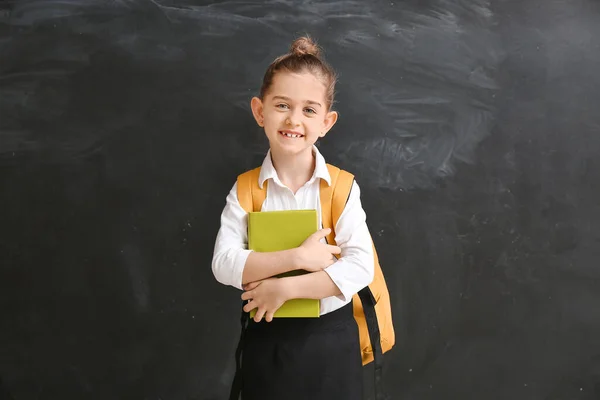 Aranyos Kis Iskoláslány Táblánál Osztályteremben — Stock Fotó