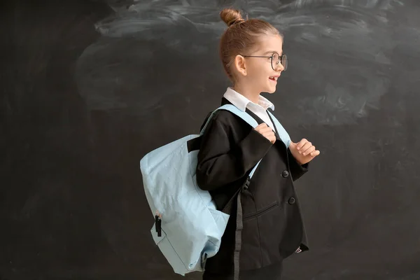 Söt Liten Skolflicka Nära Svarta Tavlan Klassrummet — Stockfoto