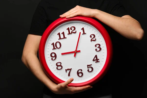 Mujer Con Reloj Sobre Fondo Oscuro Concepto Gestión Del Tiempo — Foto de Stock