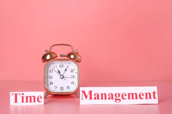 Väckarklocka Och Text Time Management Färg Bakgrund — Stockfoto
