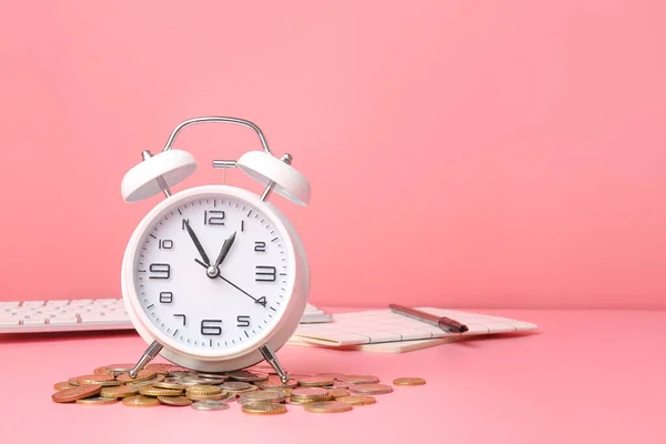 Renkli Arka Planda Çalar Saat Bozuk Paralar Zaman Yönetimi Kavramı — Stok fotoğraf