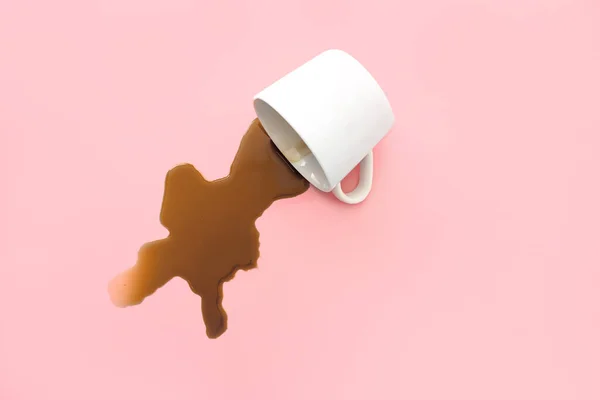 Wywrócona Filiżanka Kawy Tle Koloru — Zdjęcie stockowe