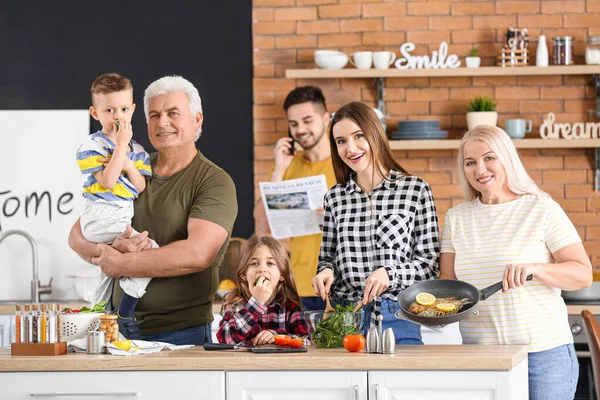 Grande Famiglia Cucina Insieme Cucina — Foto Stock