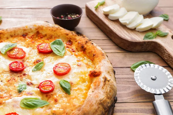 Deliciosa Pizza Margherita Mesa Close — Fotografia de Stock