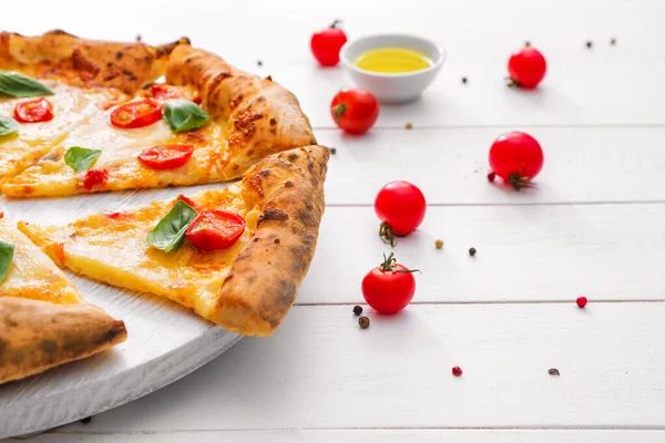 Heerlijke Pizza Margherita Tafel — Stockfoto