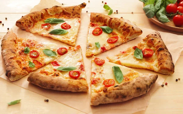 Heerlijke Pizza Margherita Tafel — Stockfoto