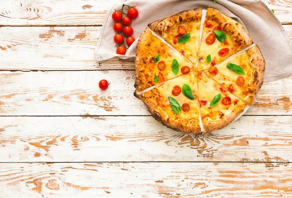 Heerlijke Pizza Margherita Tafel — Stockfoto