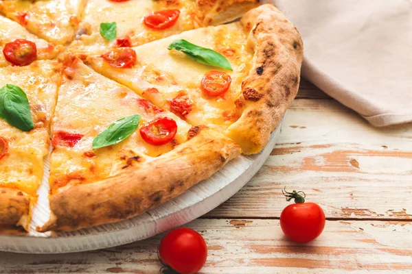 Pyszna Pizza Margherita Stole Zbliżenie — Zdjęcie stockowe