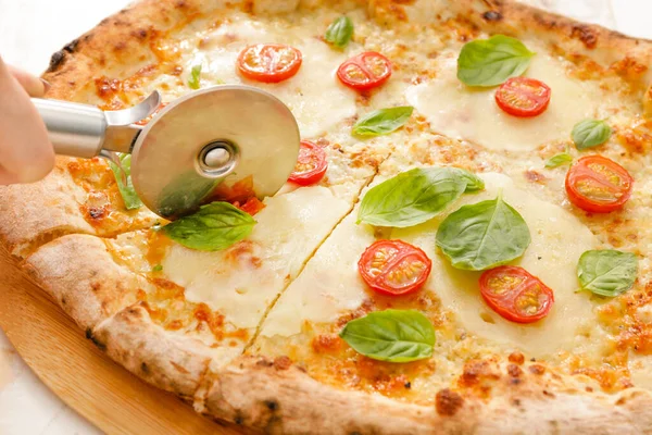 Corte Deliciosa Pizza Margherita Close — Fotografia de Stock