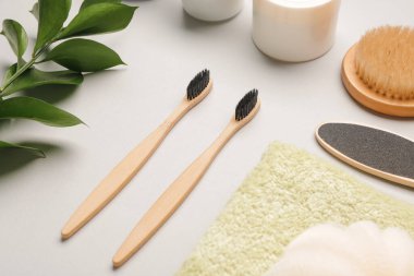 Gri arka planda banyo malzemeleri ile diş fırçaları