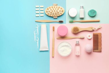 Arka planda banyo malzemeleri olan diş fırçaları