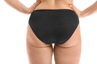 Beyaz arka planda selülit sorunu olan genç bir kadın.