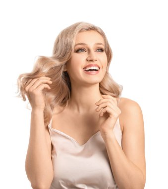 Beyaz arka planda güzel saçları olan genç bir sarışın.