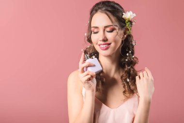 Güzel genç kadın parfüm renk arka plan üzerinde şişe