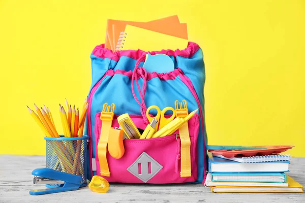 Schulrucksack Und Schreibwaren Auf Dem Tisch — Stockfoto