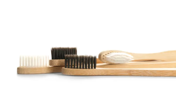 Escovas Dentes Madeira Fundo Branco — Fotografia de Stock