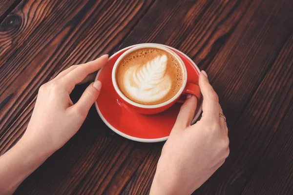 Mujer Bebiendo Sabroso Capuchino Mesa Madera — Foto de Stock