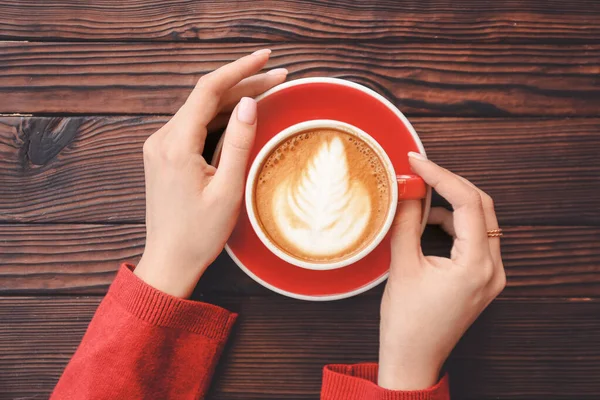 Mujer Bebiendo Sabroso Capuchino Mesa Madera — Foto de Stock