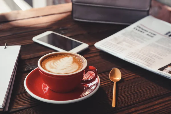 Tasse Leckeren Cappuccino Auf Holztisch — Stockfoto