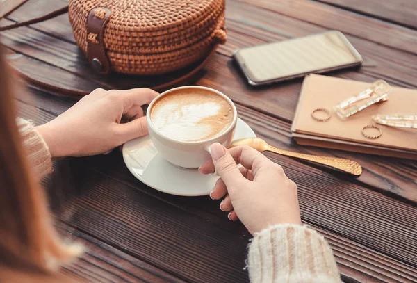 Mujer Bebiendo Sabroso Capuchino Mesa Madera — Foto de Stock