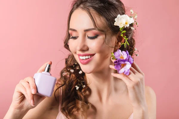 Piękna Młoda Kobieta Butelką Perfum Kwiatów Tle Koloru — Zdjęcie stockowe